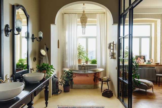 Die besten Materialien für das Badezimmer: Von Keramik bis Holz
